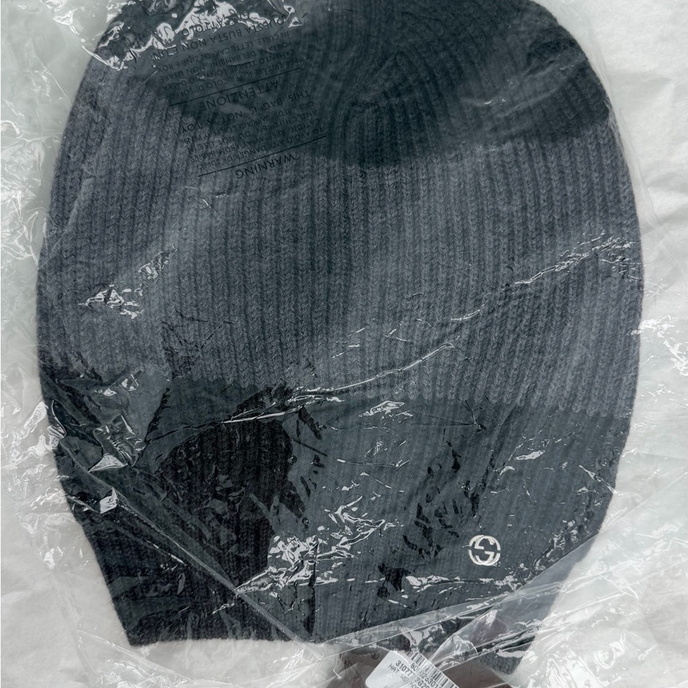 NEW Gucci Wool Beanie Hat w/Interlocking G W/tag Graphic Gray  two tones 310777